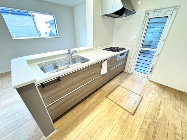 ブルーミングガーデン前橋市後家町　2号棟のキッチン|人気のカウンターキッチン採用です☆ゴミ出しに便利な勝手口付き！
コンロも３口ご用意しています！調理スペースも広くストレスなくお料理できます。
浄水器つきなので美味しいお水も飲めますよ♪