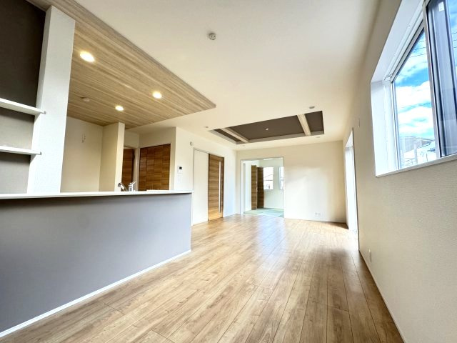 ブルーミングガーデン前橋市後家町　2号棟の居間・リビング|人気の対面式キッチンを配した空間はお好みの家具も合わせやすく、家族がくつろぐ快適な空間造りをサポート。窓からは明るい陽光が差し込みます。