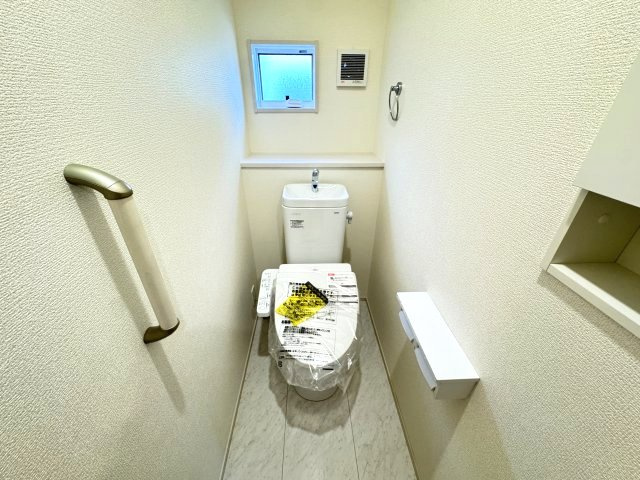 ブルーミングガーデン前橋市後家町　2号棟のトイレ|1階トイレです。清潔感のある白を基調としています。
温水洗浄・便座暖房機能の付いた快適なトイレです☆
