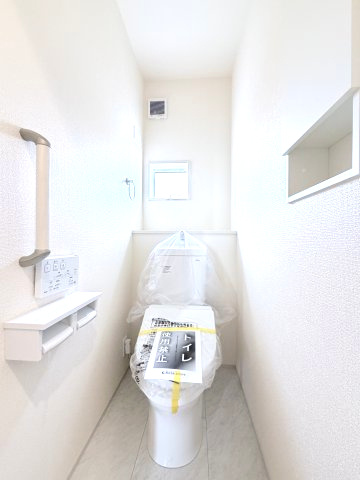 ブルーミングガーデン前橋市後家町　1号棟のトイレ|2階トイレです。清潔感のある白を基調としています。