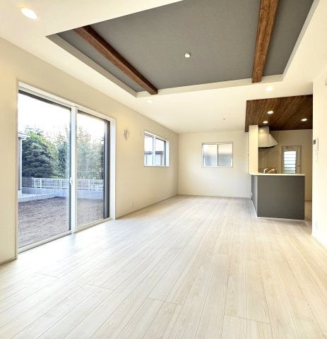 ブルーミングガーデン前橋市後家町　1号棟の居間・リビング|折り上げ天井仕様のおしゃれな17.5帖リビングで快適な日々をお過ごしください☆