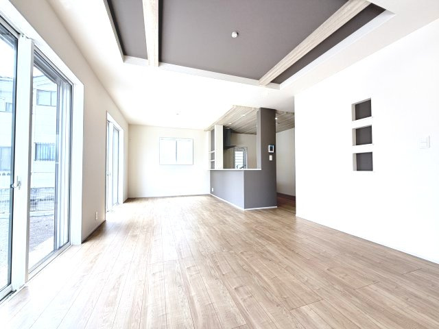 ブルーミングガーデン前橋市後家町　1号棟の居間・リビング|折り上げ天井仕様のおしゃれな18帖リビング♪窓も沢山あり日差しもたっぷり入ってくるので明るいリビングです。