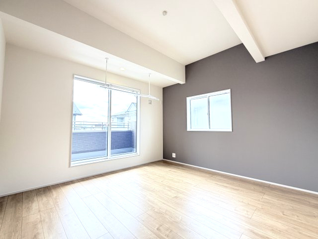 ブルーミングガーデン前橋市後家町　1号棟の洋室|２階洋室１です：アクセントクロス仕様でおしゃれな8帖洋室です。