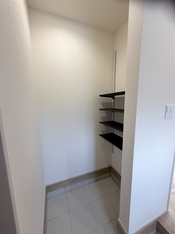 ブルーミングガーデン前橋市後家町　1号棟の収納|土間収納付きです♪可動棚付きで使い勝手が良いですよ！
ベビーカー等の収納も可能です！