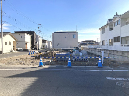 ブルーミングガーデン前橋市後家町　1号棟の前面道路含む現地写真|現地写真です