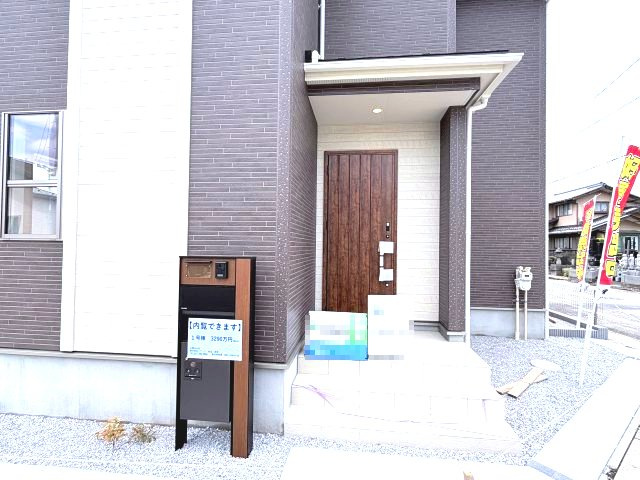 ブルーミングガーデン前橋市後家町　1号棟の玄関|玄関前もおしゃれな造りになっています。