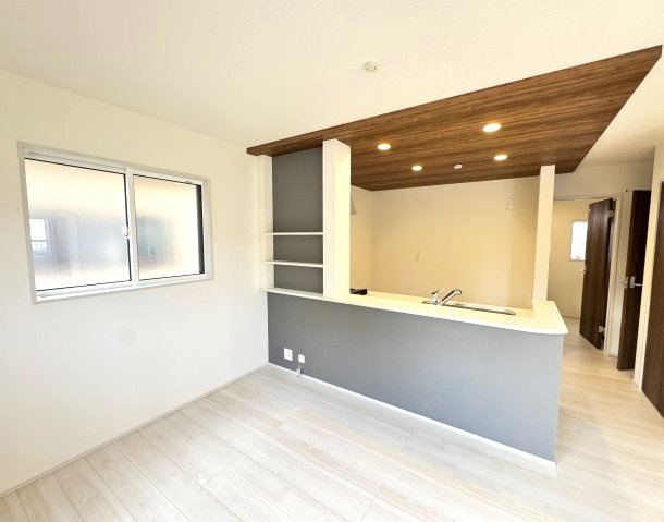 ブルーミングガーデン前橋市後家町　1号棟の居間・リビング|人気の対面式キッチンを配した空間はお好みの家具も合わせやすく、家族がくつろぐ快適な空間造りをサポート。窓からは明るい陽光が差し込みます。