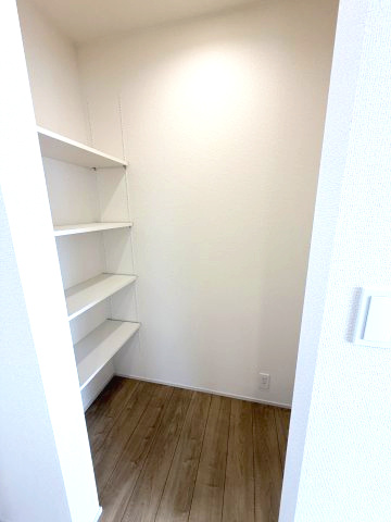 ブルーミングガーデン前橋市後家町　1号棟のキッチン|キッチン横にはパントリー付き！可動棚付きで使い勝手が良いですよ！