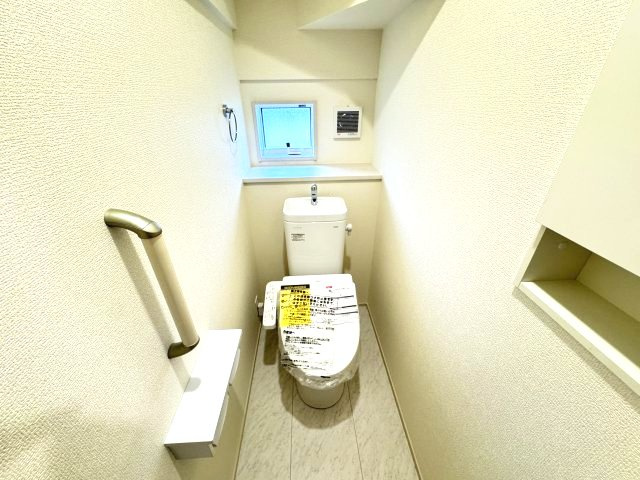 ブルーミングガーデン前橋市後家町　1号棟のトイレ|1階トイレです。清潔感のある白を基調としています。
温水洗浄・便座暖房機能の付いた快適なトイレです☆