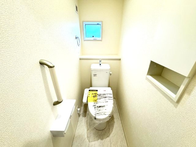 ブルーミングガーデン前橋市後家町　1号棟のトイレ|2階トイレです。清潔感のある白を基調としています。