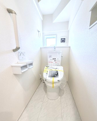 ブルーミングガーデン前橋市後家町　1号棟のトイレ|1階トイレです。清潔感のある白を基調としています。
温水洗浄・便座暖房機能の付いた快適なトイレです☆