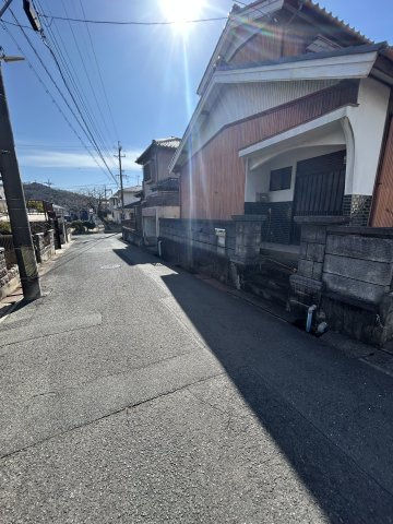 売地　豊橋市東幸町字東明165番16の前面道路含む現地写真|前面道路含む現地写真：現況建物有、解体更地渡し