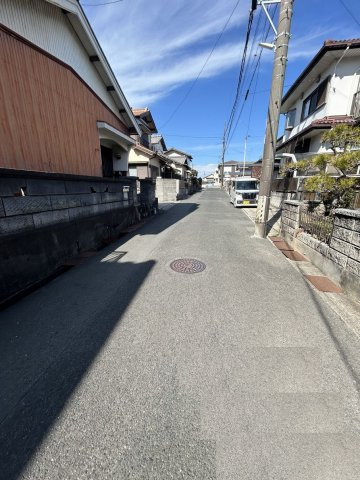売地　豊橋市東幸町字東明165番16の前面道路含む現地写真|前面道路含む現地写真：現況建物有、解体更地渡し