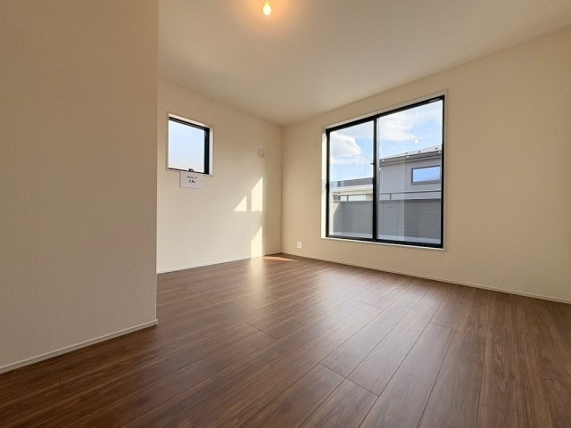 三郷市鷹野4丁目　新築戸建　全6棟　1号棟の洋室|バルコニーに面した明るい洋室7.8帖・主寝室としていかがでしょう