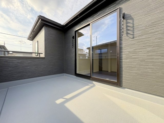 三郷市鷹野4丁目　新築戸建　全6棟　1号棟のバルコニー|広々とした南向きバルコニーです