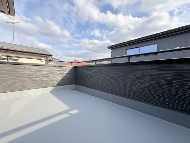 三郷市鷹野4丁目　新築戸建　全6棟　1号棟のバルコニー|広々とした南向きバルコニーです