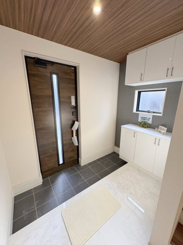 三郷市鷹野4丁目　新築戸建　全6棟　1号棟の玄関|カウンター部分にはお好きなインテリアが飾れます