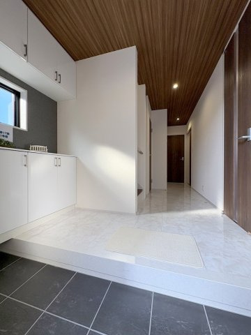 三郷市鷹野4丁目　新築戸建　全6棟　1号棟の玄関|明るくオシャレな玄関です