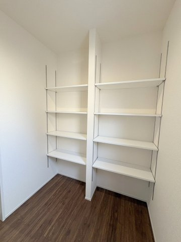 三郷市鷹野4丁目　新築戸建　全6棟　1号棟の収納|キッチン裏の広々としたパントリーです