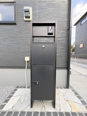三郷市鷹野4丁目　新築戸建　全6棟　1号棟のエントランス|不在時に便利な宅配BOX完備