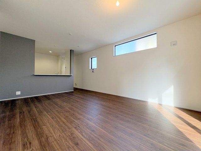 三郷市鷹野4丁目　新築戸建　全6棟　1号棟の居間・リビング|アクセントクロスがオシャレなリビングです