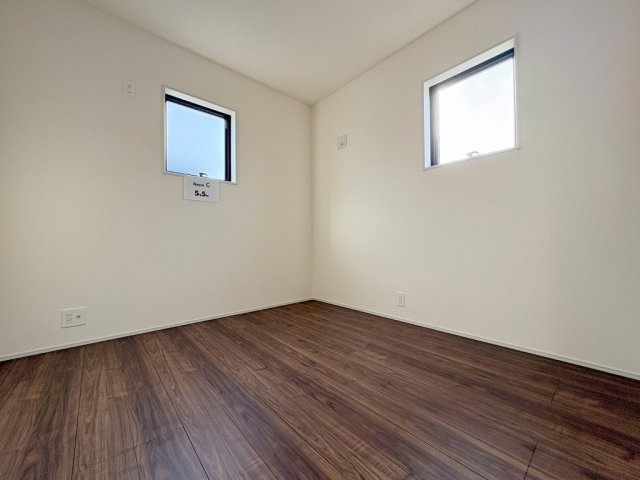 三郷市鷹野4丁目　新築戸建　全6棟　1号棟の洋室|2面採光の明るい洋室4.5帖・子供部屋としていかがでしょう