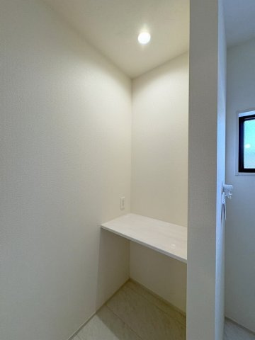 三郷市鷹野4丁目　新築戸建　全6棟　1号棟の内装|洗面所横のカウンターはコンセント付きなのでアイロン掛けにも便利です