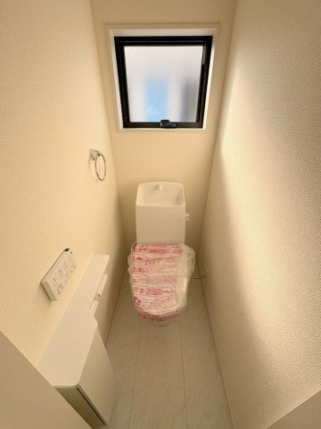 三郷市鷹野4丁目　新築戸建　全6棟　1号棟のトイレ|2階のトイレです