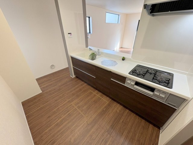 三郷市鷹野4丁目　新築戸建　全6棟　1号棟のキッチン|廊下からも行き来できる2WAYキッチンです