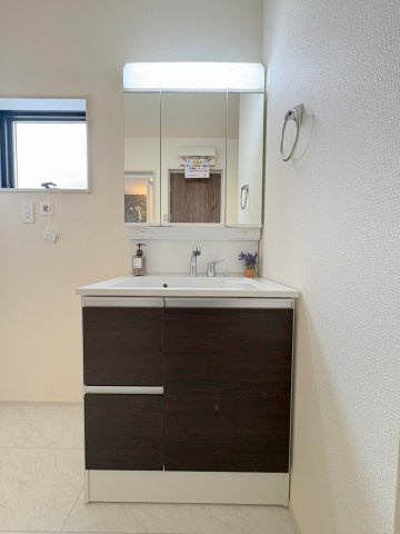 三郷市鷹野4丁目　新築戸建　全6棟　1号棟の独立洗面台|三面鏡付きシャワードレッサーで朝の準備も快適