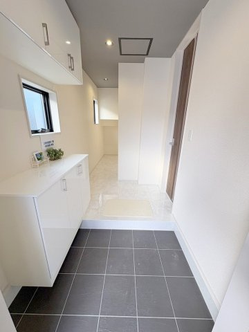三郷市鷹野4丁目　新築戸建　全6棟　2号棟の玄関|玄関奥には収納がたっぷりありますのでお出かけグッズの収納にも便利です