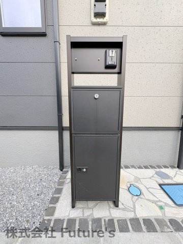 三郷市鷹野4丁目　新築戸建　全6棟　2号棟のエントランス|不在時に便利な宅配ボックス完備