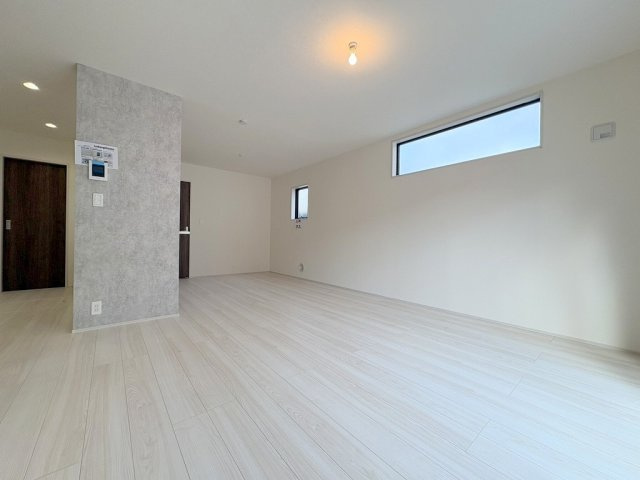 三郷市鷹野4丁目　新築戸建　全6棟　2号棟の居間・リビング|ソファやダイニングセットを置いてもゆとりのある17.7帖のリビング