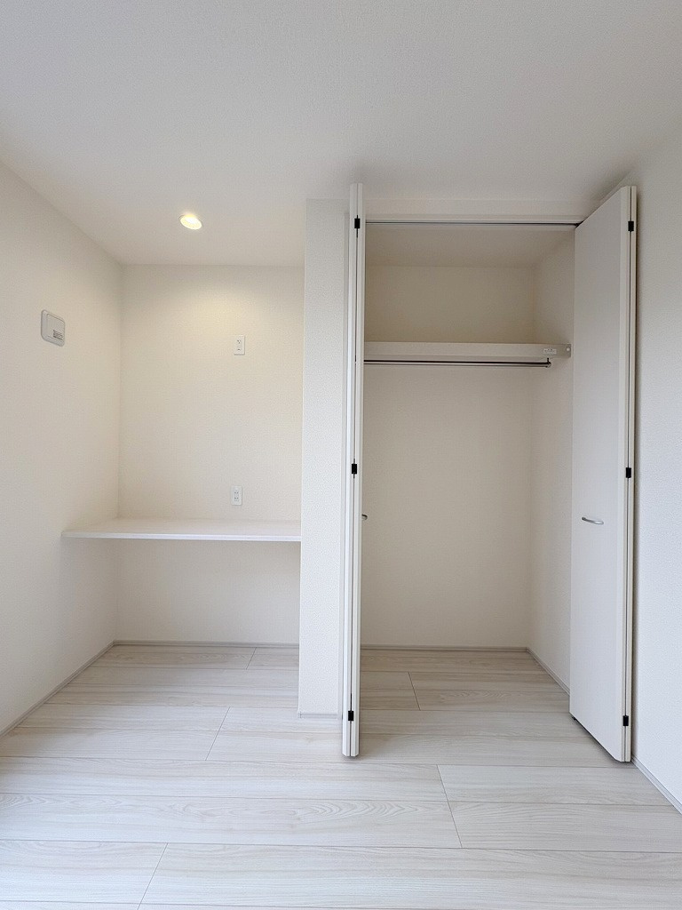 三郷市鷹野4丁目　新築戸建　全6棟　2号棟の収納|カウンター・クローゼット付きです。カウンターにはコンセントも付いています