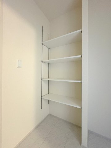 三郷市鷹野4丁目　新築戸建　全6棟　2号棟の収納|洗面所横には可動棚付き！タオルや洗剤置場としても便利です