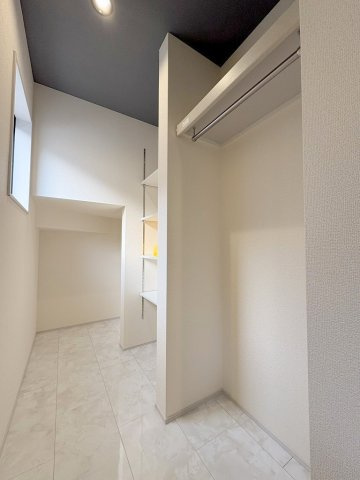 三郷市鷹野4丁目　新築戸建　全6棟　2号棟の玄関|玄関から続く広々収納スペース♪ストック品やお出かけグッズ置きに便利です