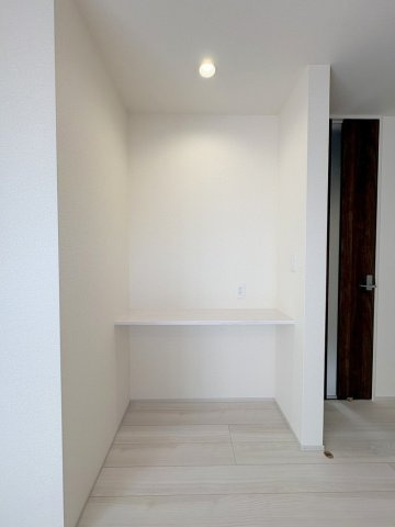 三郷市鷹野4丁目　新築戸建　全6棟　2号棟の内装|リビングのカウンターはお子様の宿題スペースとしても活用できます