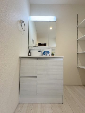 三郷市鷹野4丁目　新築戸建　全6棟　2号棟の独立洗面台|三面鏡付きシャワードレッサーで朝の準備も快適