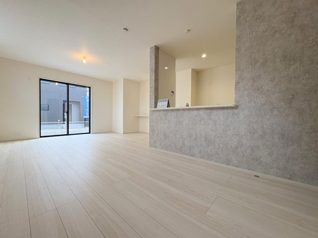 三郷市鷹野4丁目　新築戸建　全6棟　2号棟の居間・リビング|ソファやダイニングセットを置いてもゆとりのある17.7帖のリビングです