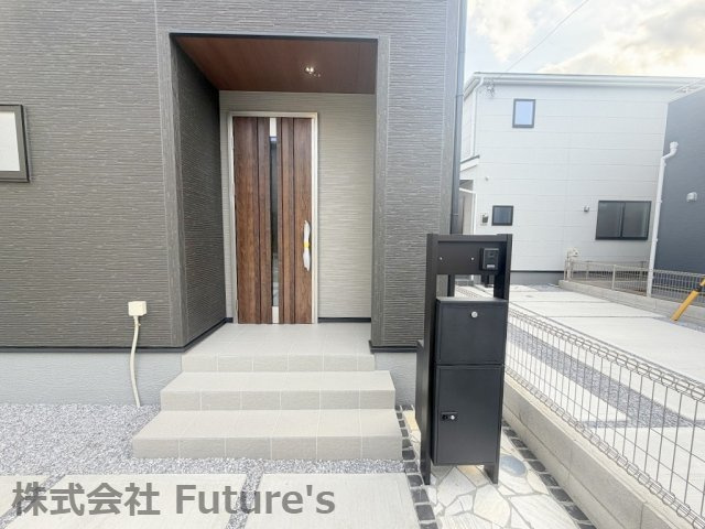 三郷市鷹野4丁目　新築戸建　全6棟　3号棟のエントランス|不在時に便利な宅配BOXです