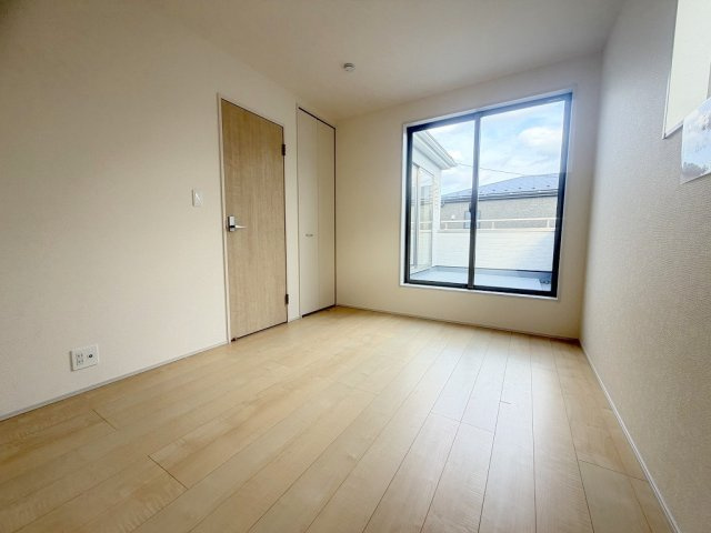 三郷市鷹野4丁目　新築戸建　全6棟　5号棟の洋室|クローゼット付きの洋室6帖