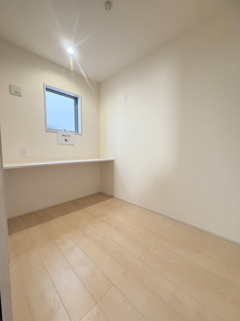 三郷市鷹野4丁目　新築戸建　全6棟　5号棟の洋室|リビング横の3帖の洋室！カウンター付きなのでお子様の勉強場所としても活用できます