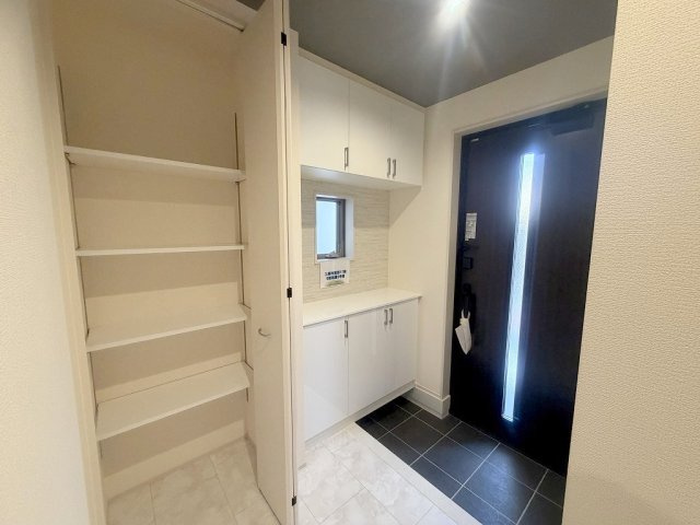 三郷市鷹野4丁目　新築戸建　全6棟　5号棟の玄関|玄関横には便利な収納付きです