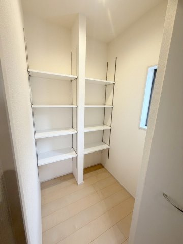 三郷市鷹野4丁目　新築戸建　全6棟　5号棟の収納|キッチン横の収納は食料のストックにも便利です