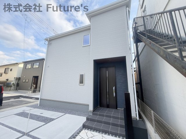 三郷市鷹野4丁目　新築戸建　全6棟　5号棟の外観|スーパーやコンビニ、総合病院が近く生活利便性の良い立地です