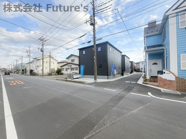 三郷市鷹野4丁目　新築戸建　全6棟　5号棟の前面道路含む現地写真