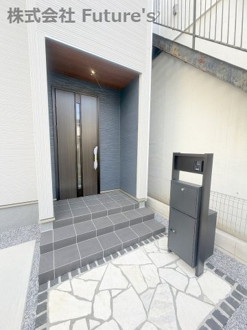 三郷市鷹野4丁目　新築戸建　全6棟　5号棟のエントランス|不在時に便利な宅配BOXあり