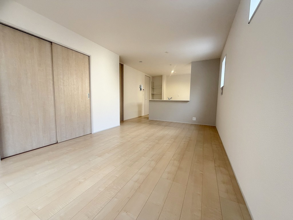 三郷市鷹野4丁目　新築戸建　全6棟　5号棟の居間・リビング|家族団らんで過ごすリビングは16帖の広さを確保