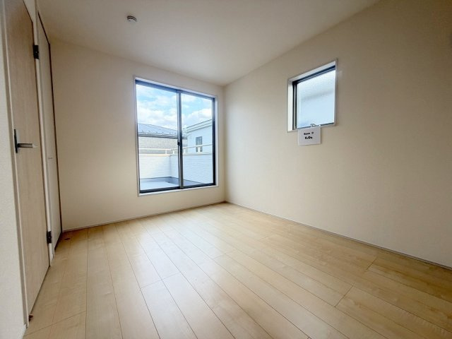 三郷市鷹野4丁目　新築戸建　全6棟　5号棟の洋室|バルコニーに面した明るい洋室6帖