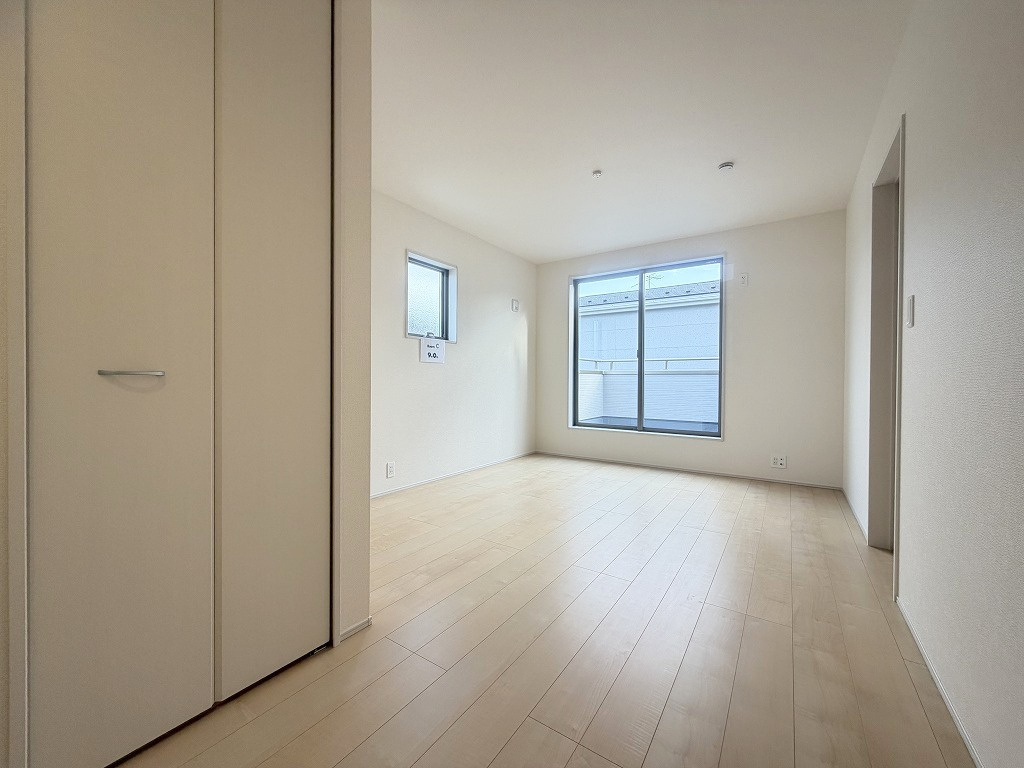 三郷市鷹野4丁目　新築戸建　全6棟　5号棟の洋室|WIC付きの洋室9帖・主寝室としていかがでしょう